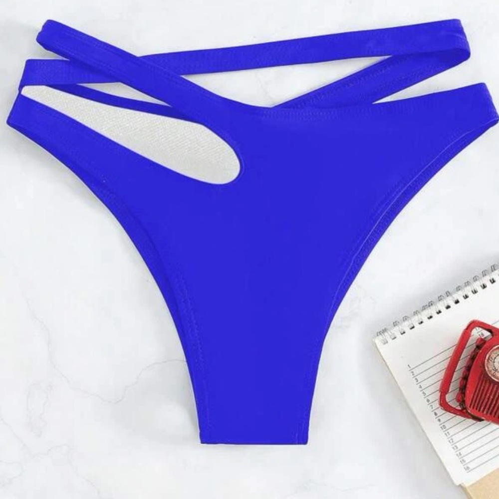 Cut out crisscross bikini bottom